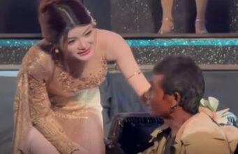 แห่ชมกตัญญู แอนนี่ โตเกียวมิวสิก นั่งคุยนอบน้อม กับชายปอนๆ หน้าเวที ช็อตลูบมือทำน้ำตาไหล