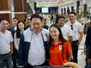 รู้แล้วเป็นใคร สาวบุกไล่ “ไอซ์ รักชนก” ที่แท้สนิทนักการเมืองดัง