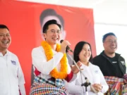 “โอ๊ค” เข้าเยี่ยม “ทักษิณ” เผยพ่อฝากถึง “ยศชนัน” แคนดิเดตนายกฯ พรรคเพื่อไทย