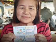 แม่ค้าลำพูน ชีวิตพลิก ถูกหวย รางวัลที่ 1 รวยเละ 12 ล้าน เพื่อนบ้านแห่แสดงความยินดีเพียบ