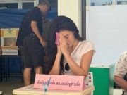 เอ็นดู “ศรีริต้า” ควงสามีเข้าคูหา ช็อตยกมือไหว้ก่อนหย่อนบัตร