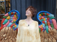 ช็อกวงการ นางเอกดัง ถูกตำรวจบุกค้นบ้านคดียาเสพติด ซ้ำแฟนหนุ่มหนีออกนอกประเทศ (ต่างประเทศ)