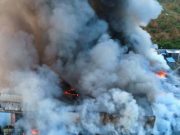 ระทึก! ไฟไหม้โรงงานยางกระทุ่มแบนวอดหลายสิบล้าน ควันดำท่วมฟ้า