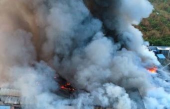 ระทึก! ไฟไหม้โรงงานยางกระทุ่มแบนวอดหลายสิบล้าน ควันดำท่วมฟ้า