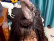 แม่ตกใจ!! ลูกสาวกลับจาก รร. “กุมหัวร้องไห้” เห็นอะไรติดเต็มหัว พาไป รพ.ด่วน!